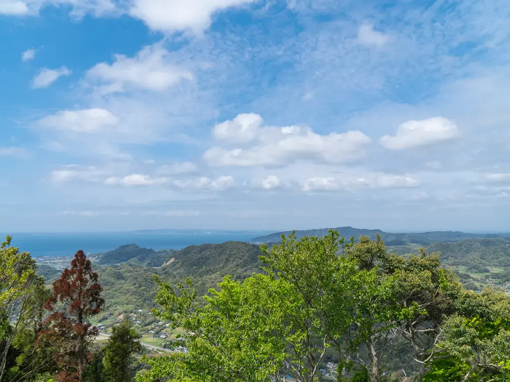 富山北峰から眺めた南房総の街と海