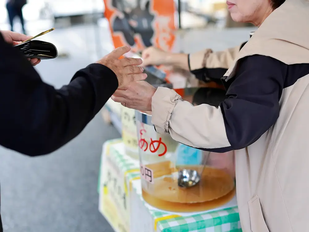 高知日曜市での売り手と買い手の画像