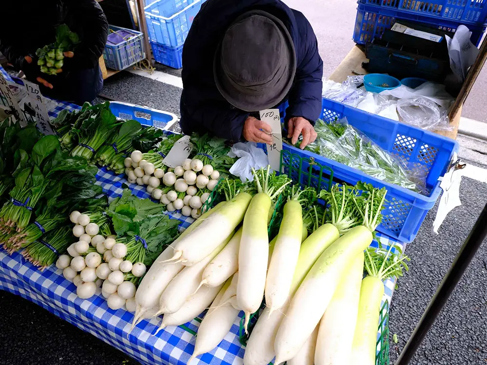 高知日曜市で野菜を売る屋台の画像
