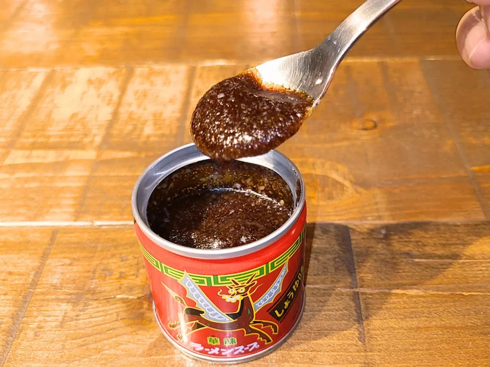 ラーメンスープ華味しょうゆ味のペーストをスプーンですくった画像