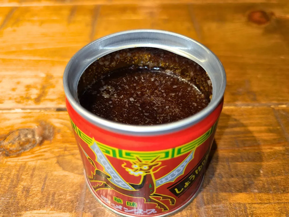 ラーメンスープ華味しょうゆ味の缶の蓋を開けた画像