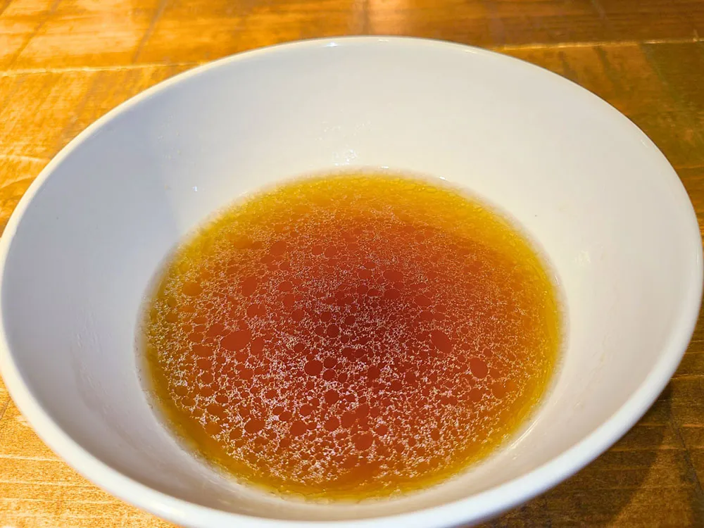 ラーメンスープ華味しょうゆ味を器に入れお湯を注いだ画像