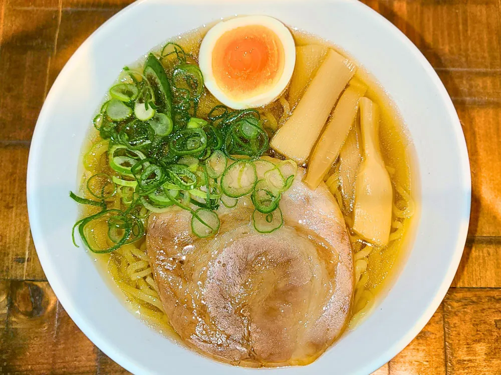 ラーメンスープ華味しょうゆ味を使ってラーメンを仕上げた画像