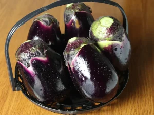 カゴに盛られた新鮮な水なすの画像