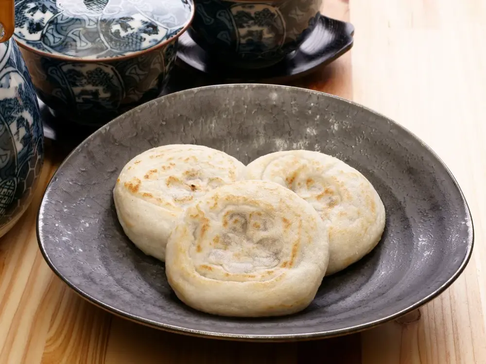 おいしそうな梅ヶ枝餅をお皿に載せた画像