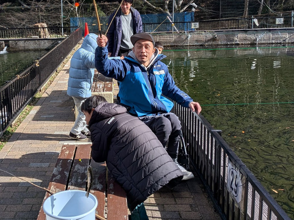 みんなでアクセシブルに釣り堀で楽しんでいる様子の画像