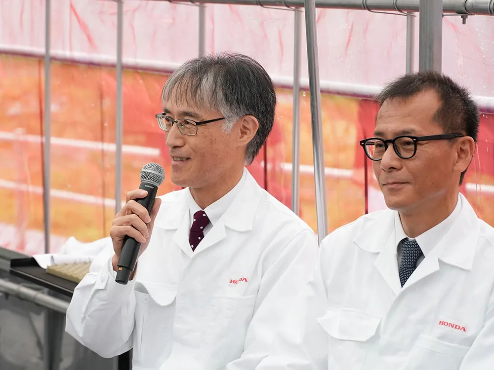 イベント会場のハウス内で話すホンダ太陽前代表取締役の鎌田氏の画像