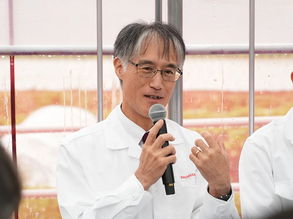 鎌田氏がマイクを持って話す様