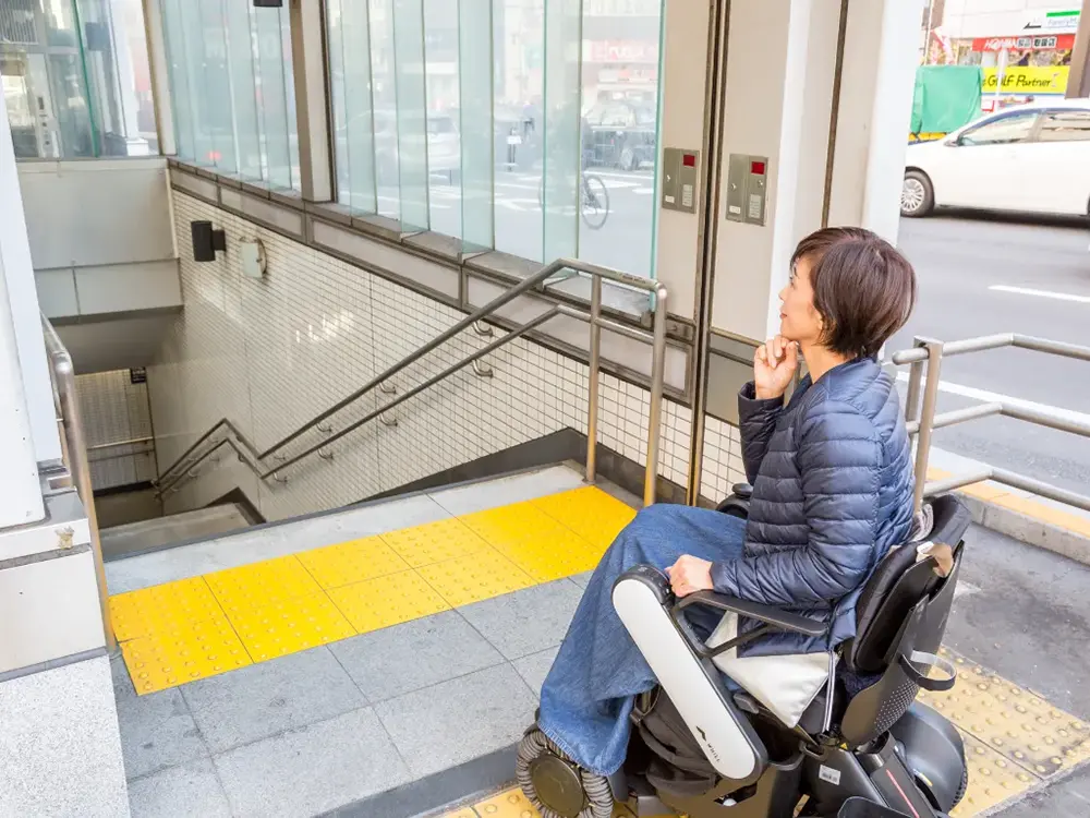 電動車椅子に乗る女性の画像