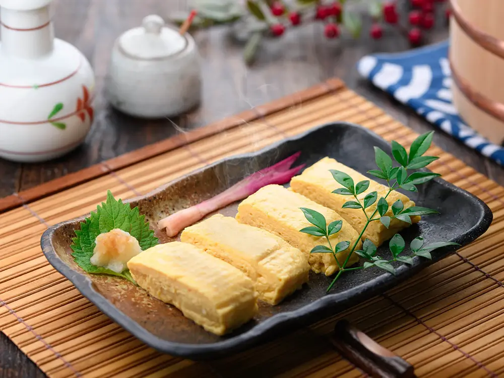 だし巻き玉子と和食器の組み合わせ