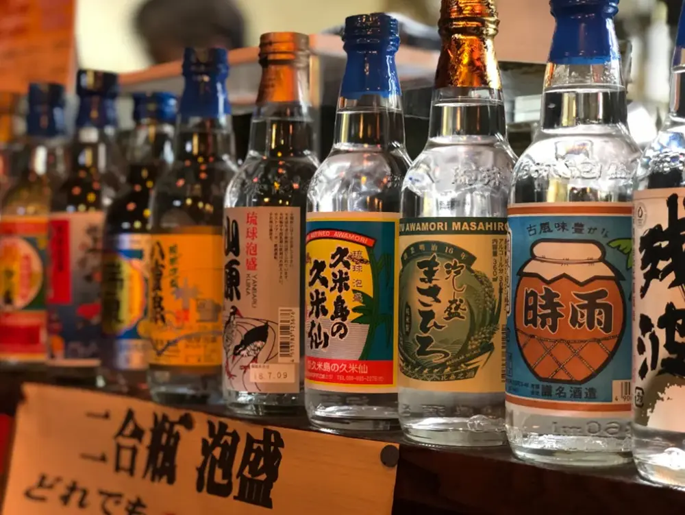 沖縄の泡盛の瓶が並ぶ画像