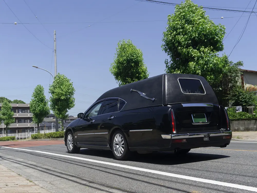 街を走行する霊柩車の画像