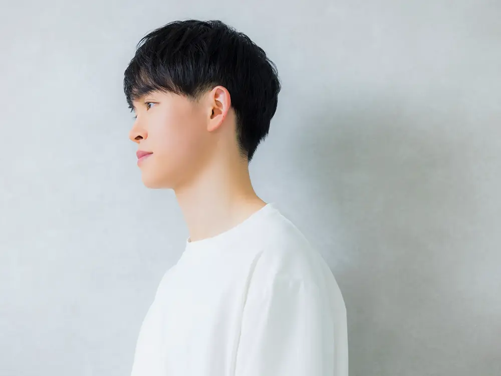 ちょっと呆れたような顔の若い男性の画像