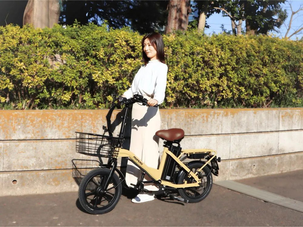 MOPERO ４Uと横に立つ女性の画像