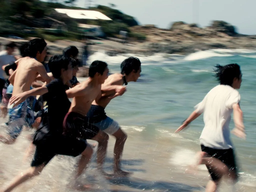 海で遊ぶ愛真高校の生徒たちの写真
