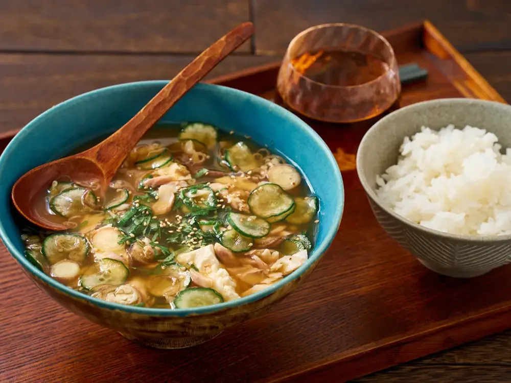 お膳に冷や汁とご飯と麦茶がのせられた画像