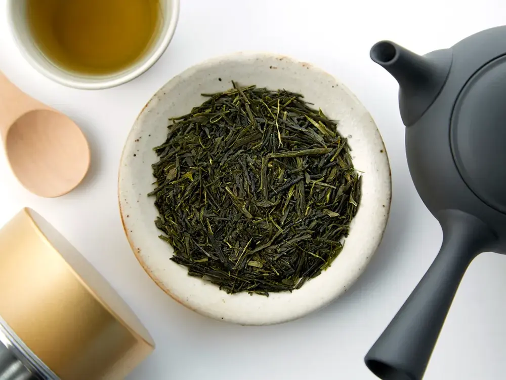 煎茶をいれる急須とお茶碗、茶葉のセット画像