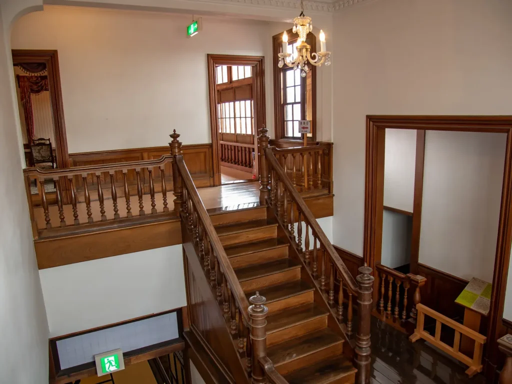 斜陽館内部の豪華な階段の画像