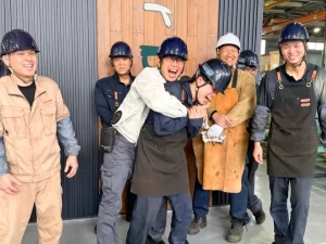 笑顔で並ぶカクイチの現場社員の写真