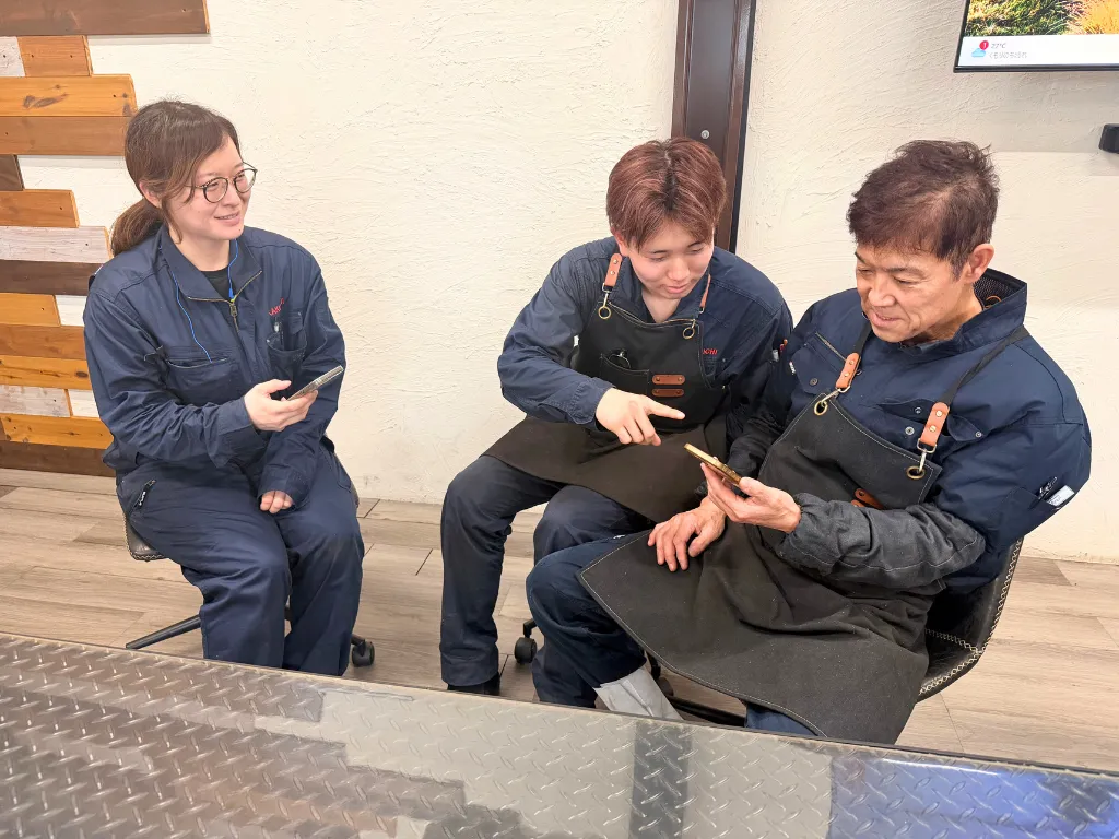 社員同士でUniposのメッセージを送り合う様子の写真