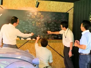 黒板にアイデアを書き込む社員の写真