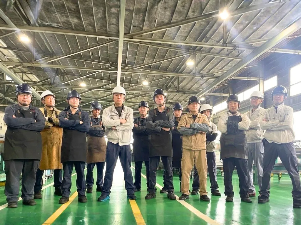 腕を組んで並ぶカクイチの現場社員の写真