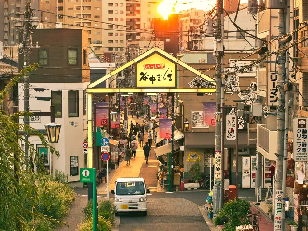 谷中ぎんざ・谷中銀座商店街 夕やけだんだんからの夕暮れ風景画像