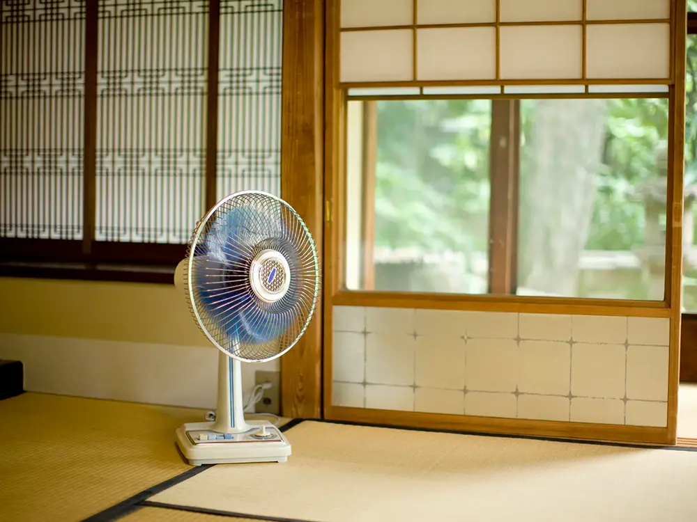 昭和のころの扇風機が置かれた夏の縁側の写っている画像
