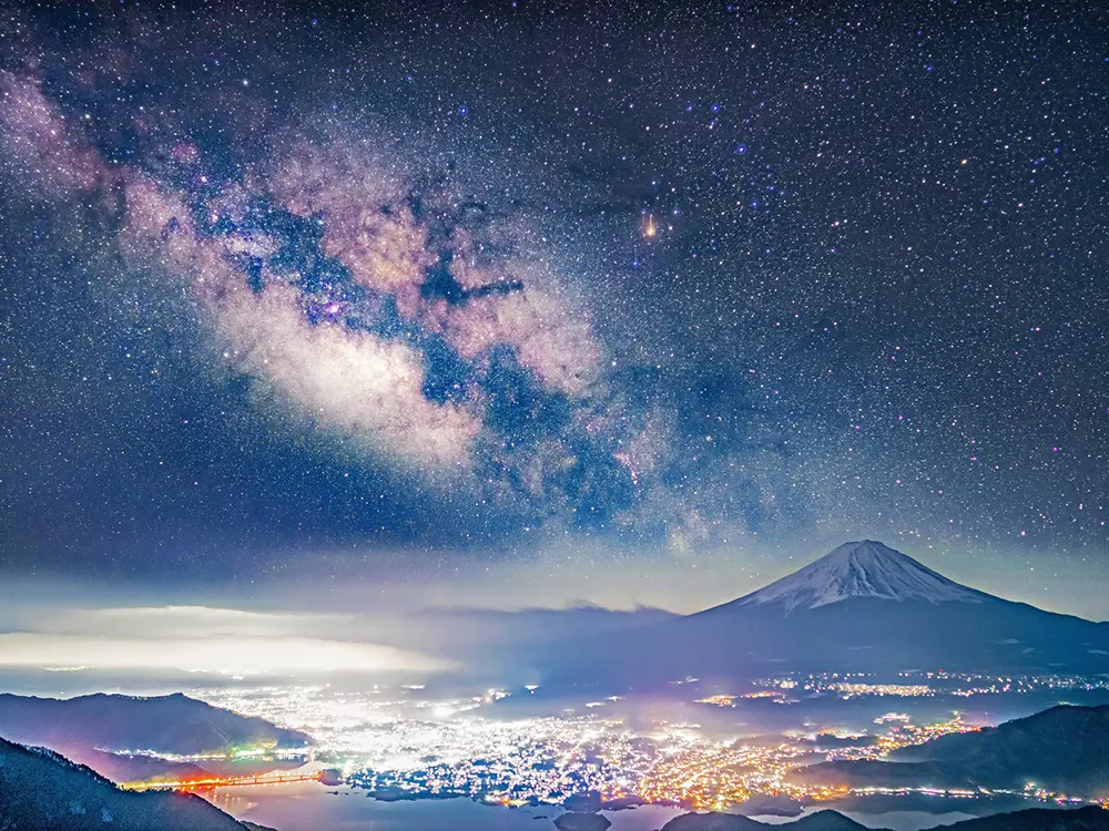 富士山と天の川の綺麗な夏の空の画像
