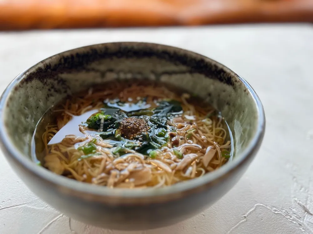 陶器の器に盛った養々麺のできあがり画像
