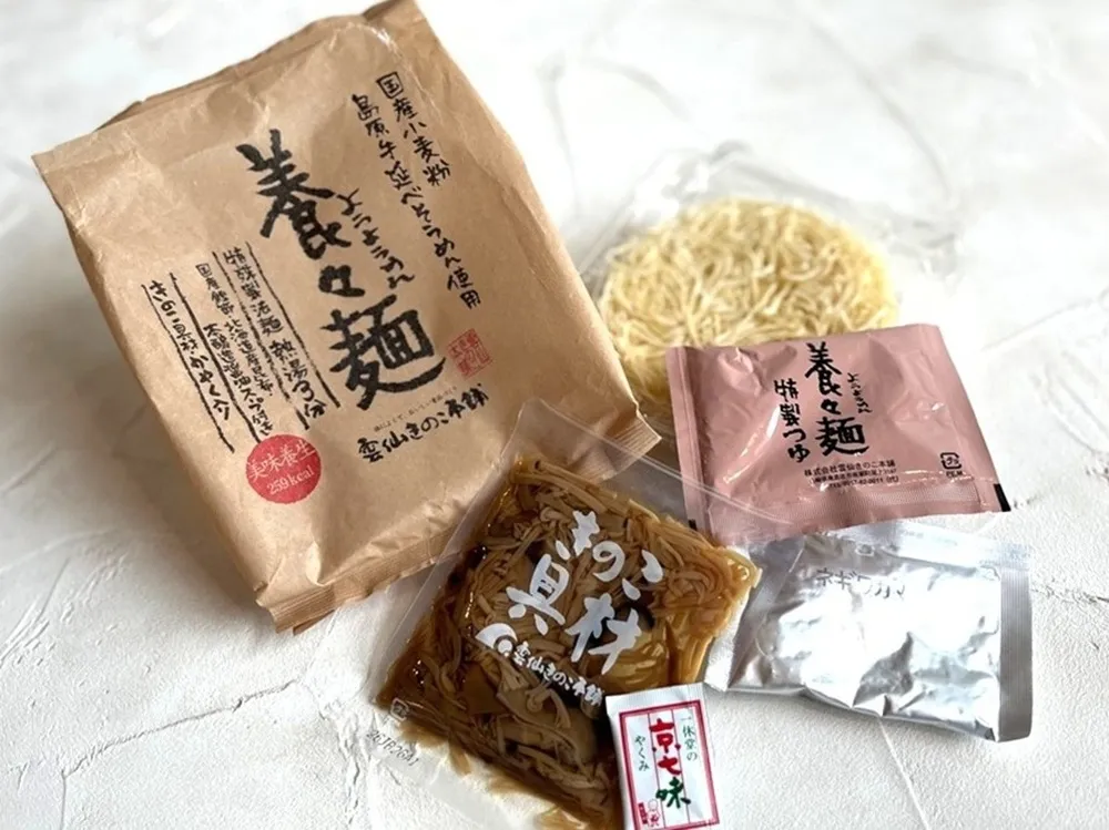 養々麺のパッケージを開けて中に入っている小袋を並べた画像
