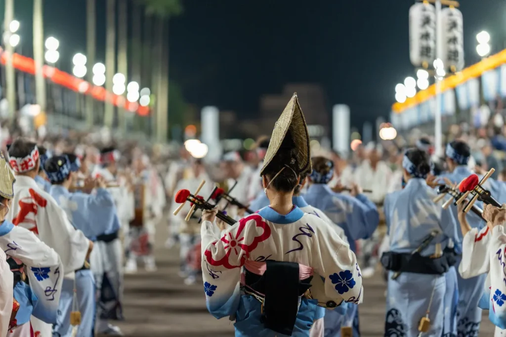 阿波踊りの鳴り物で三味線と笛の人たちの画像