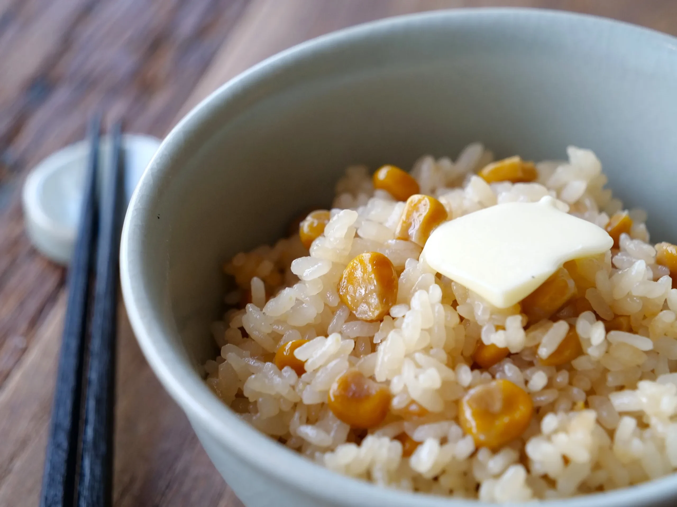 バターが溶けるとうもろこし炊き込みご飯の画像