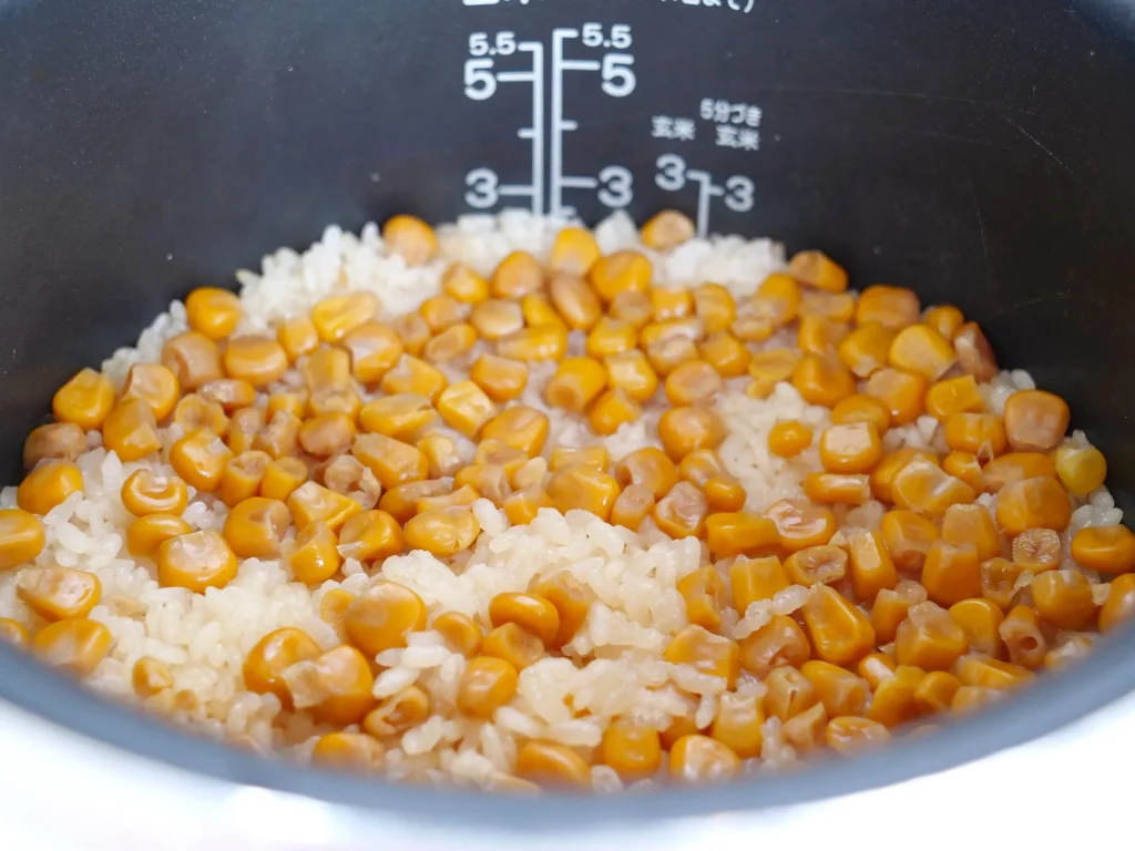 とうもろこしご飯炊きあがりの炊飯器の中身