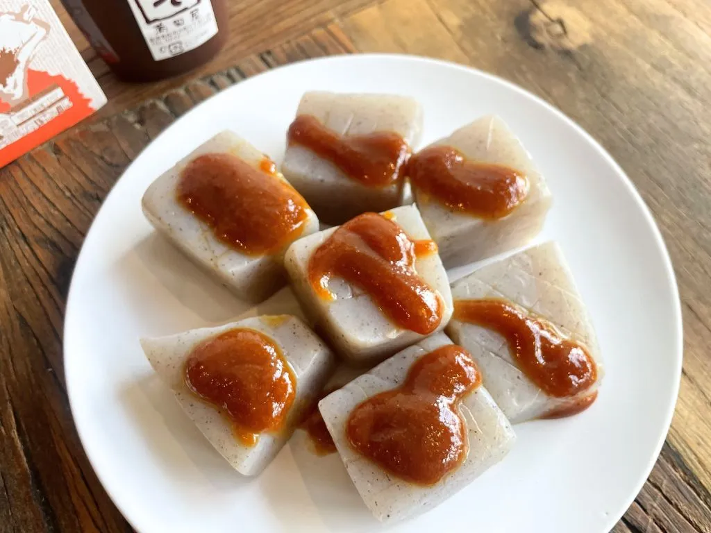 こんにゃくにでんがくみそをかけた写真