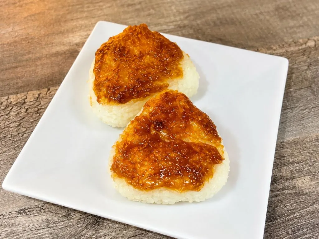 でんがくみそを使った焼きおにぎりの写真
