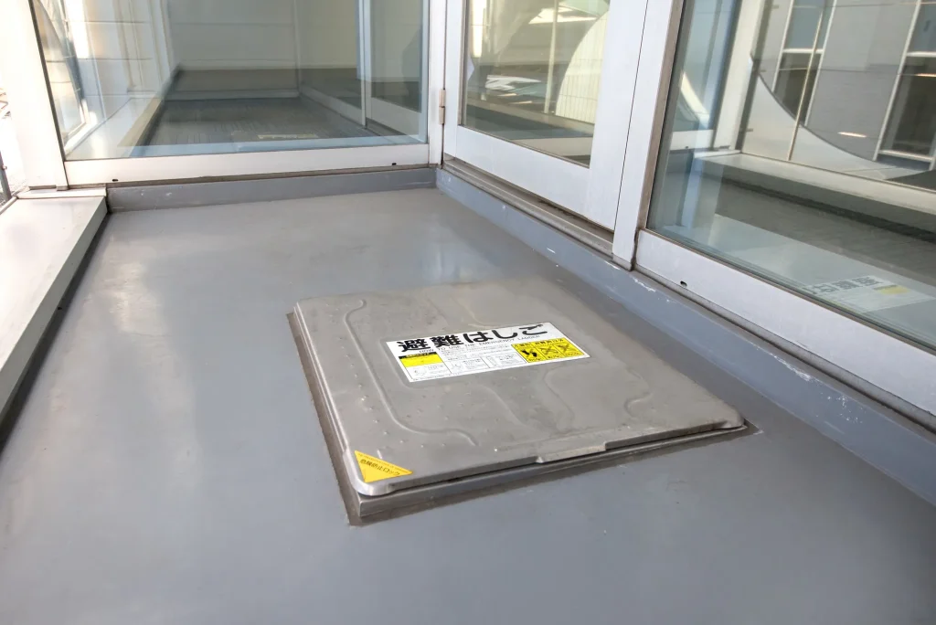 マンションベランダの避難はしごの画像