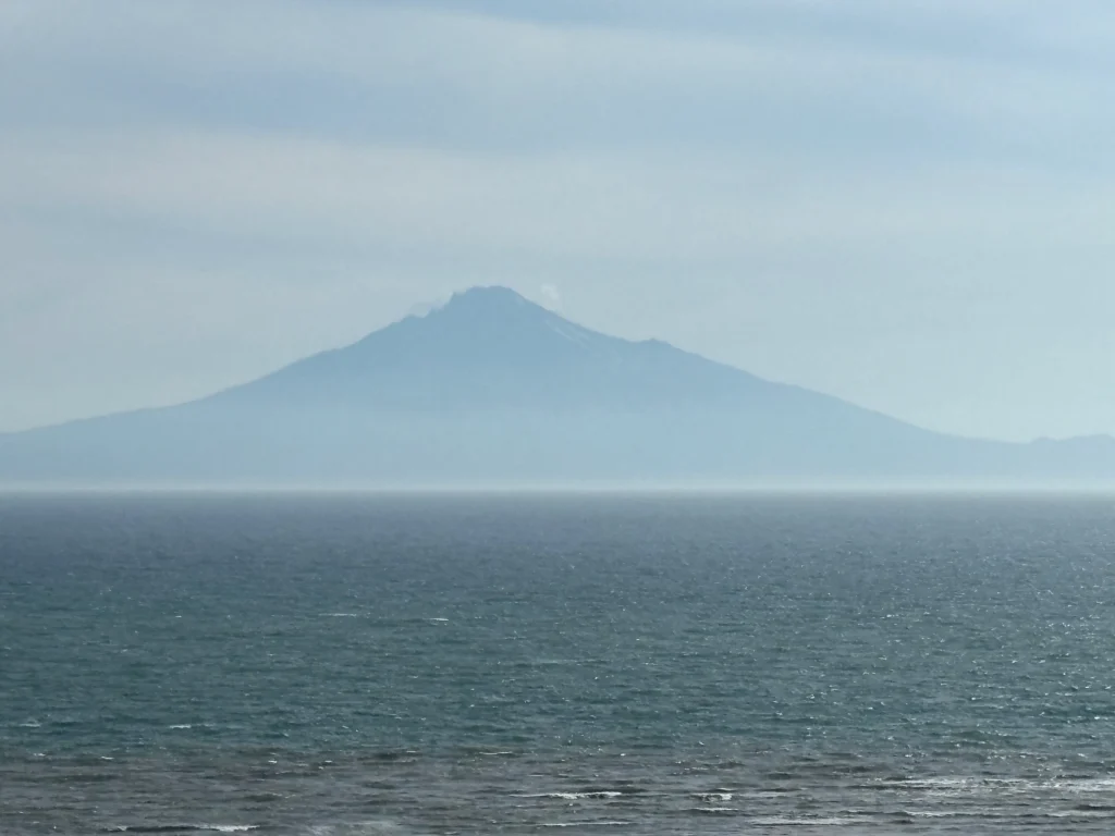 海の向こうに浮かぶ利尻富士の画像