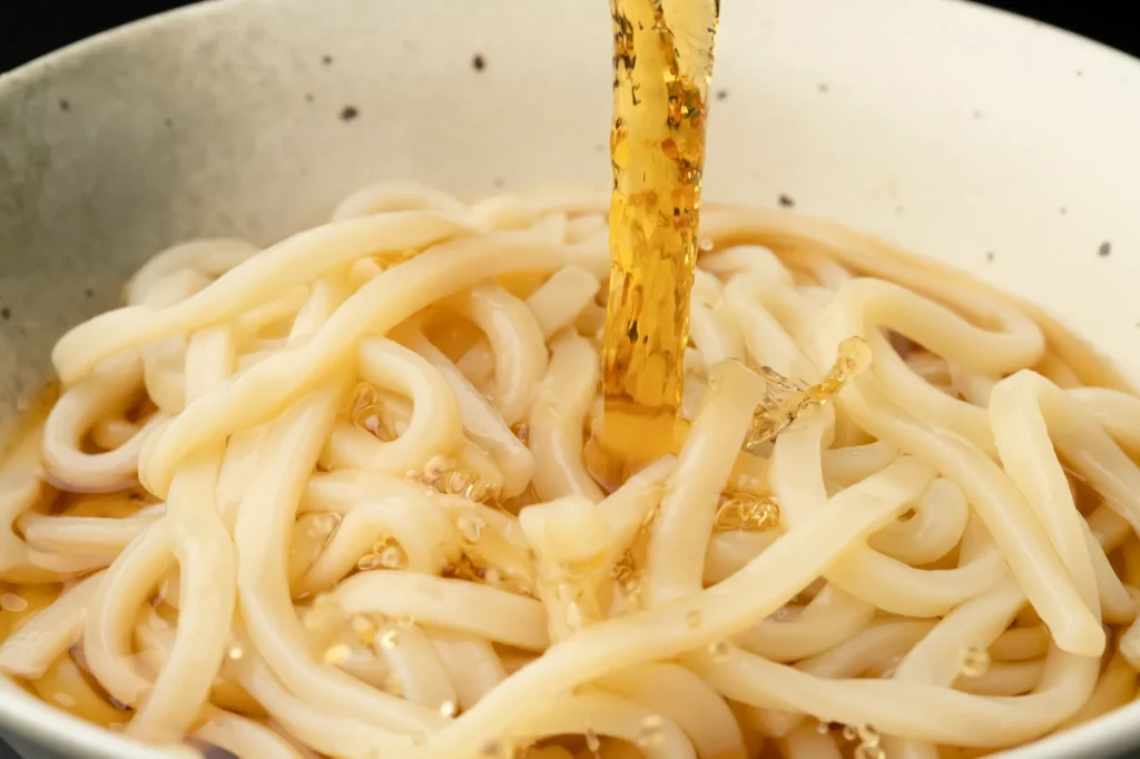 讃岐うどんの出汁がおいしそうな画像