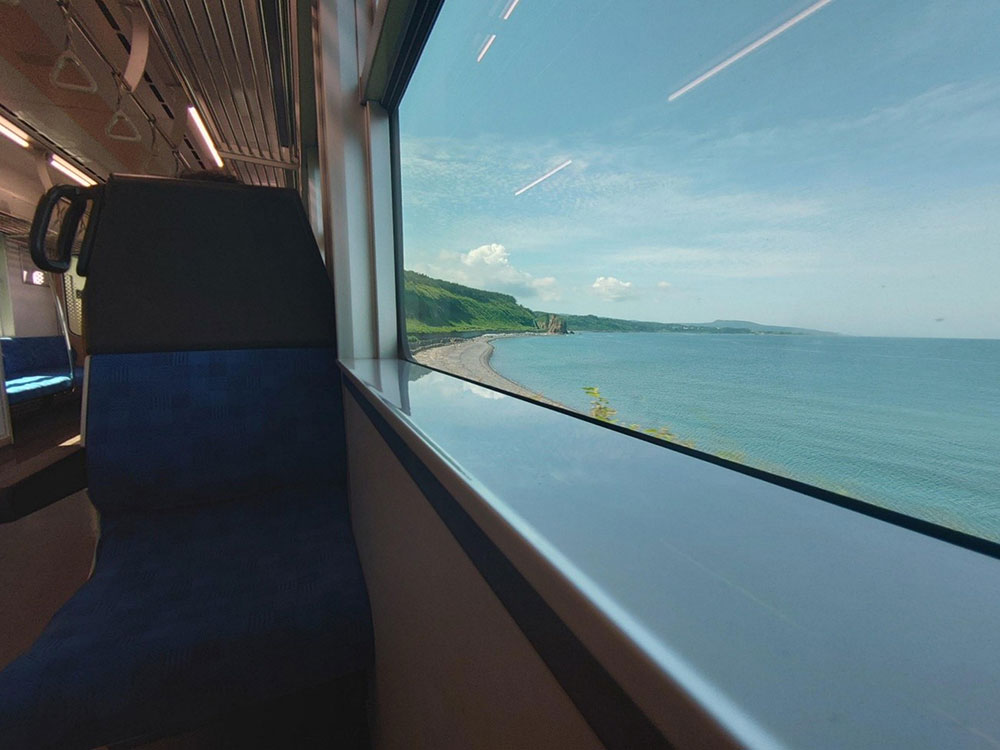 電車から見える海の景色