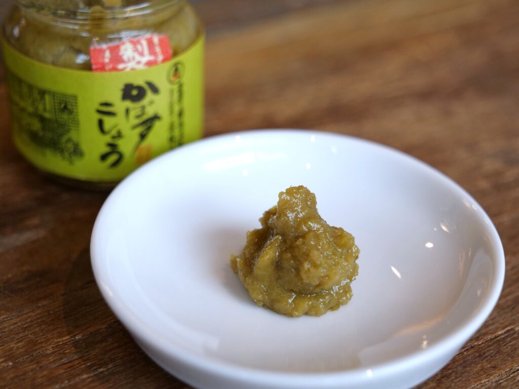 かぼすこしょうを瓶から出した様子