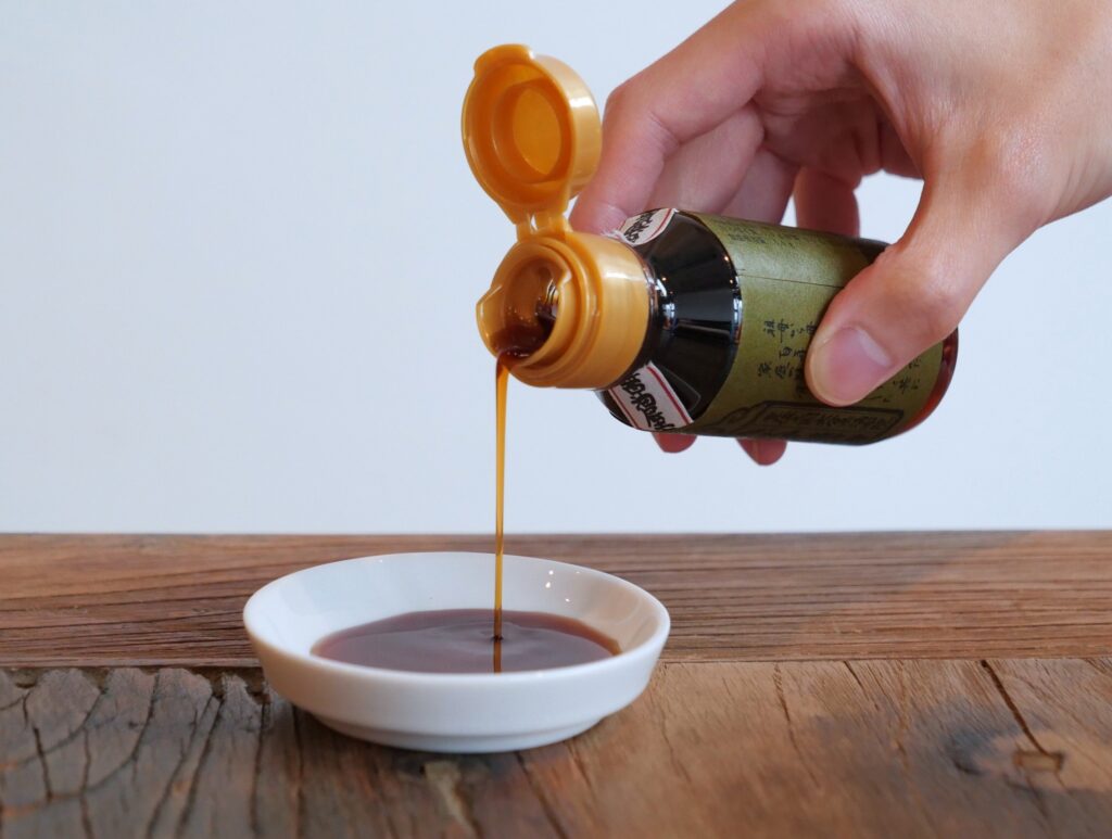 かぼす醤油を小皿に出している様子