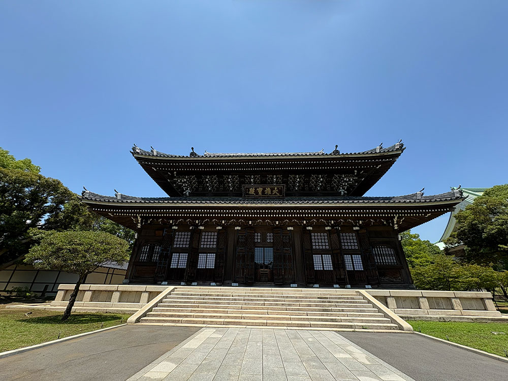 快晴の空の下にそびえ立つ大本山總持寺の仏殿（大雄宝殿）の画像