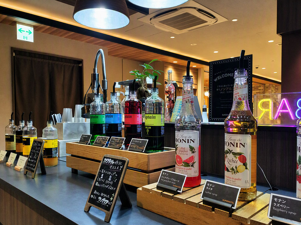 スーパーホテル佐野藤岡の無料ラウンジバーの品揃えの画像