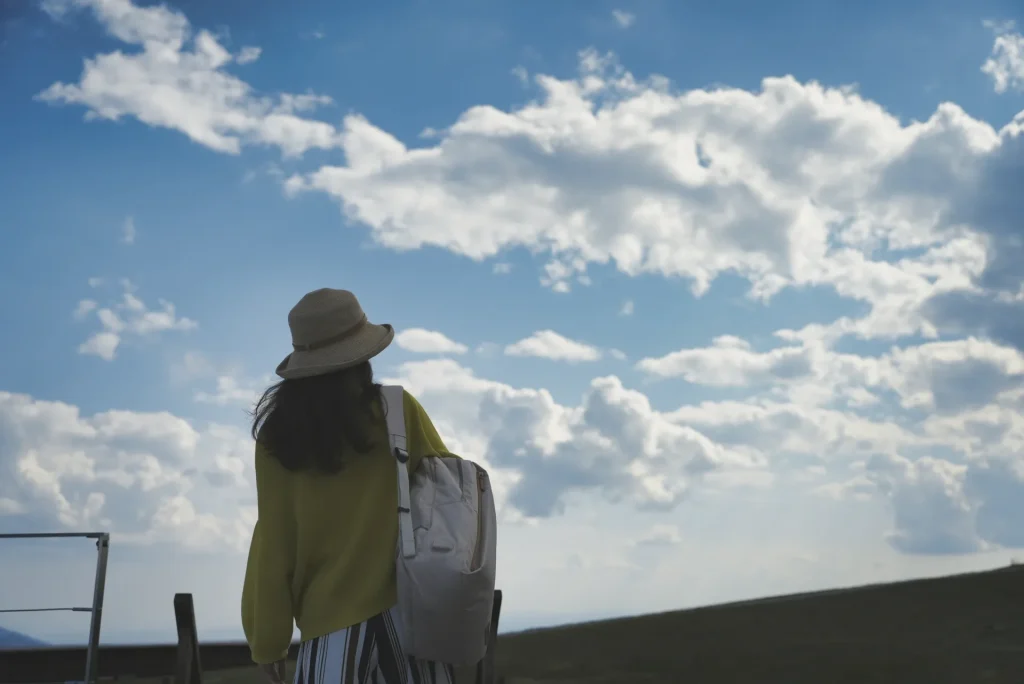旅をする女性の後ろ姿の画像