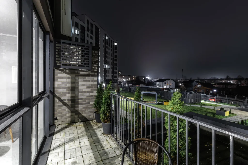 中庭を望むアパートのベランダからの夜景画像