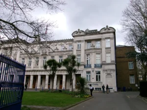 白い大学校舎の画像