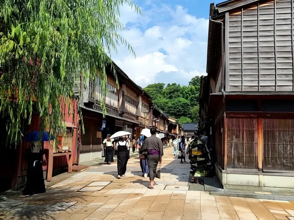 ひがし茶屋街の町屋が立ち並ぶ画像