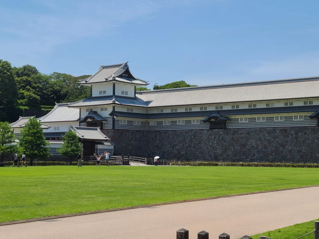 金沢城公園三の丸広場から五十間長屋を望む画像