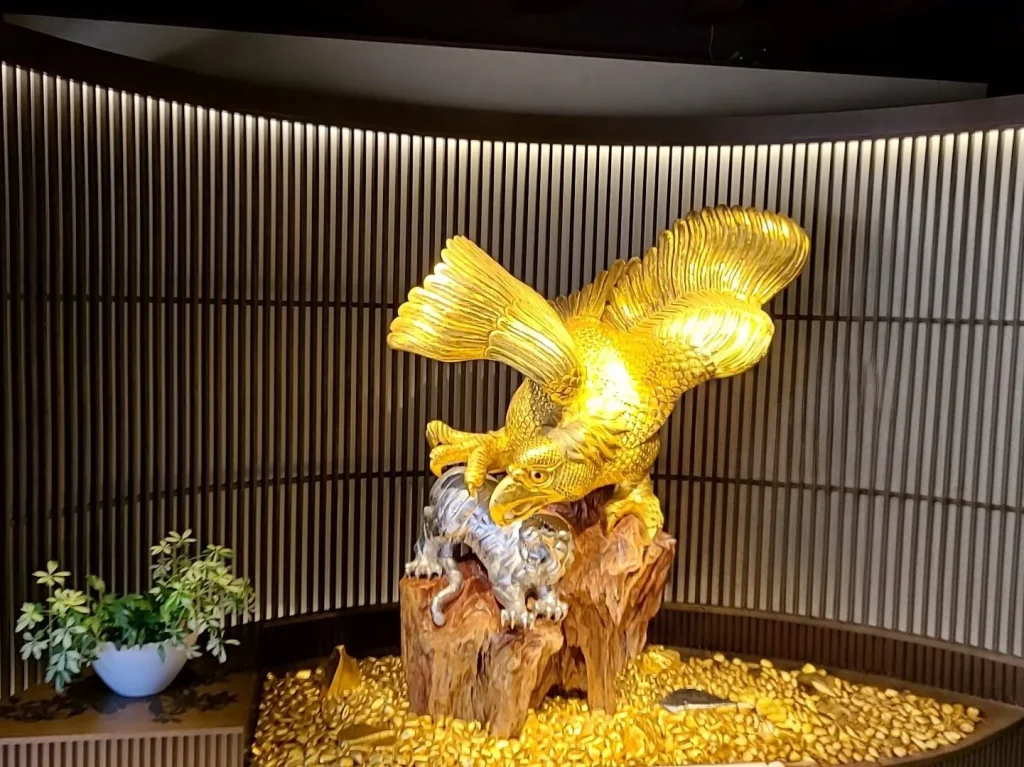 金箔屋さくだ町屋店の豪華絢爛なワシのモニュメント画像